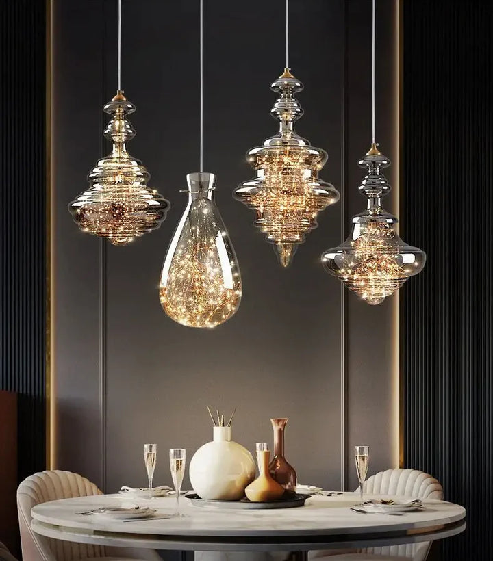 Suspension en verre filaments minis leds style royal, éclairage de luxe pour intérieur. Design art déco avec verre fumé et filament orné de minis leds. Parfait pour salon, entrée ou cuisine. Dimensions: 20x32 cm. Ampoule incluse.