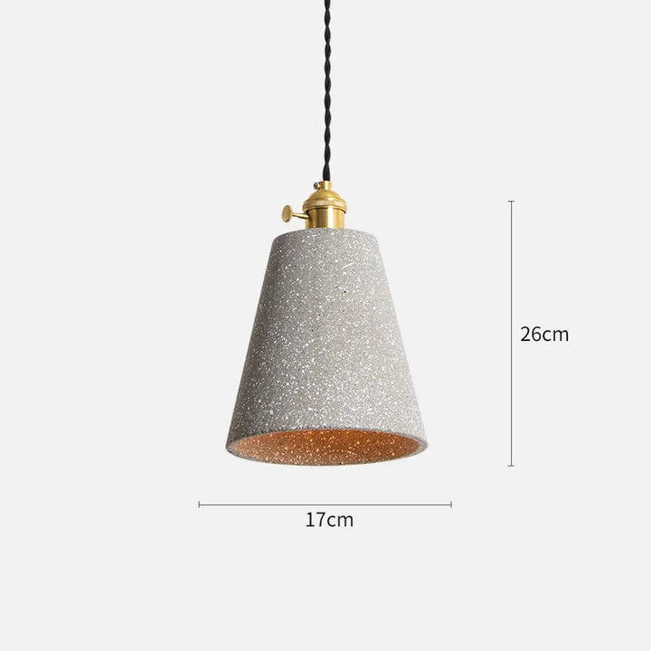 Suspension évasée allongée terrazzo design industriel, lampe avec abat-jour conique. Effet terrazzo finement granulé, disponible en gris clair, anthracite ou noir. Câble tressé noir et détails en métal doré. Ambiance loft moderne pour toutes les pièces.