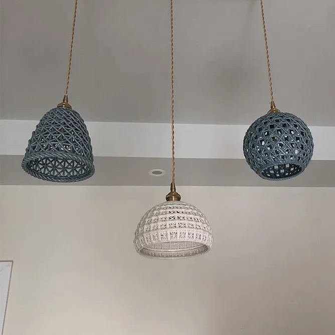 Suspension céramique effet cannage forme boule, éclairage chaleureux et captivant pour un intérieur accueillant et doux.