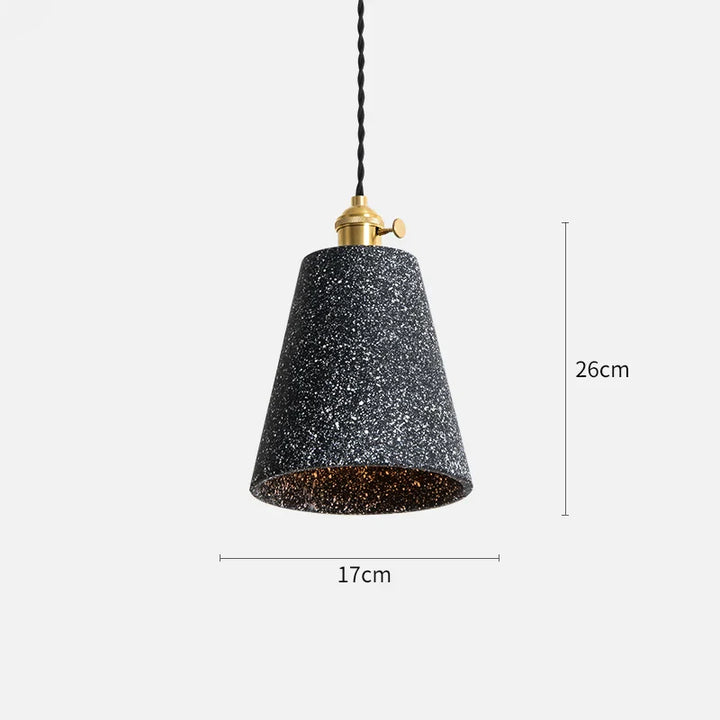 Suspension évasée allongée terrazzo noir et doré pour un style contemporain industriel.