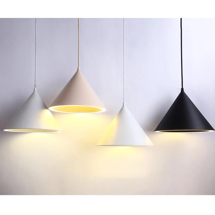 Suspension métal cône design scandinave avec bandeau LED intégré, apportant une ambiance douce et chaleureuse. Parfait pour salon, cuisine et couloir.