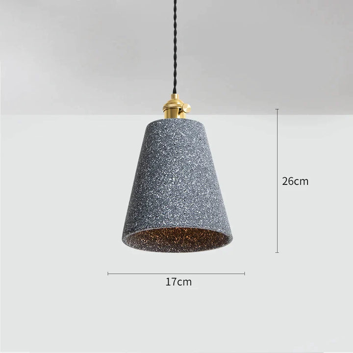 Suspension évasée allongée terrazzo design industriel, avec abat-jour en forme de cône et détails en métal doré. Ampoule incluse. Taille: 17x26 cm.