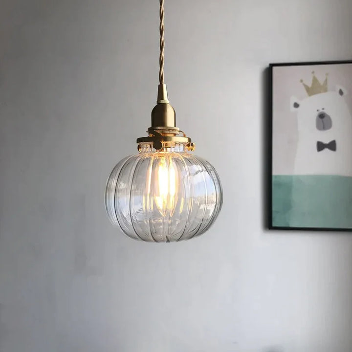 Suspension en verre coloré petit globe rainurée vintage avec ampoule incluse. Parfait pour une ambiance chaleureuse dans votre salle à manger, salon, chambre ou salle de bain.