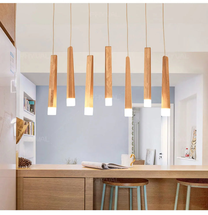 Suspension bois torches suspendues multiples design scandinave avec cubes lumineux LED. Éclairage doux et étendu pour une grande table de salle à manger ou un salon spacieux. Style naturel et moderne. Ampoule LED incluse. Taille torche : 33 cm.