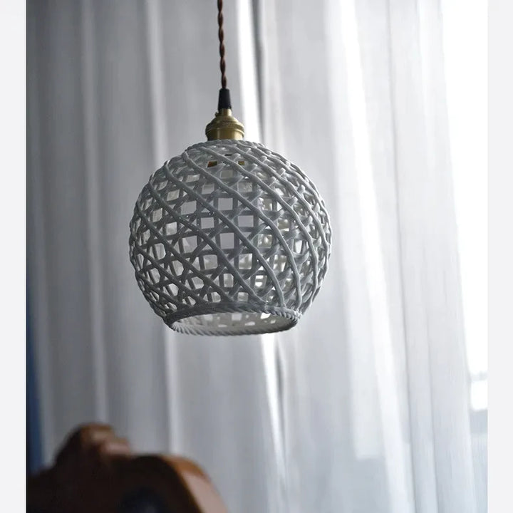 Suspension céramique effet cannage forme boule blanche avec une ampoule suspendue. Ajoute une dimension dynamique et une atmosphère accueillante à votre intérieur. Parfait pour le salon ou la cuisine. Ampoule incluse.