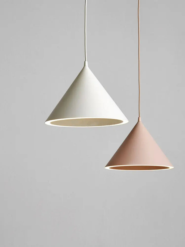 Suspension métal cône coloré design scandinave, éclairage doux et chaleureux avec bandeau LED intégré pour salon, cuisine, couloir.