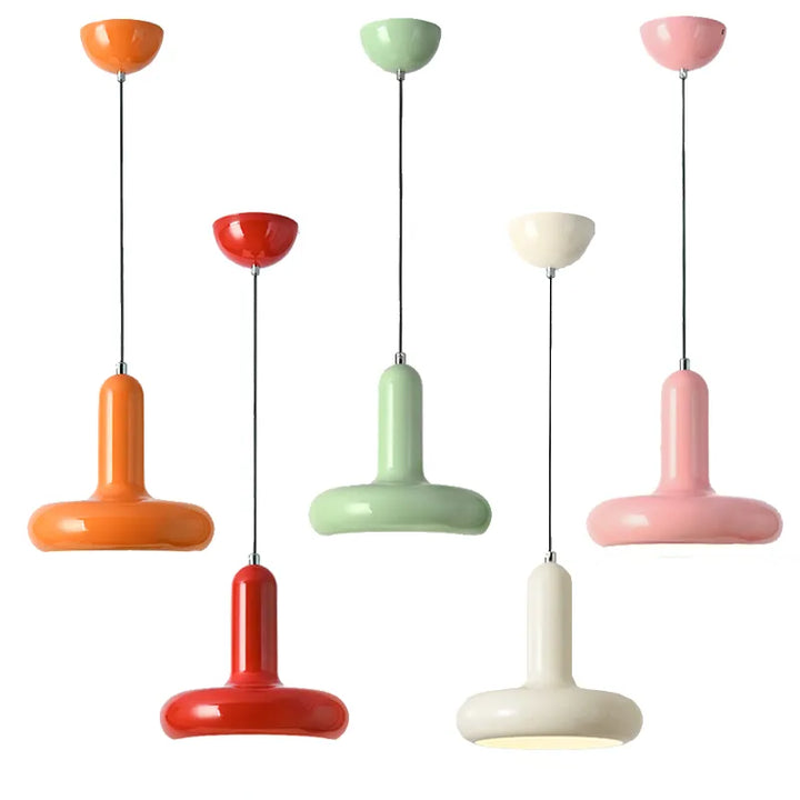 Suspension métal coloré design art déco avec ampoule LED, éclairant une pièce avec élégance et chaleur. Parfait pour chambre, cuisine, salon ou couloir.