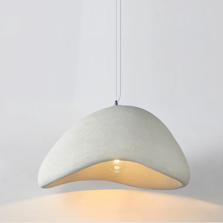 Suspension terre cuite cloche asymétrique scandinave minimaliste avec ampoule LED. Crée une atmosphère minimaliste dans tout espace. Parfaite pour éclairer de 3 à 10 m². Disponible en quatre tailles.