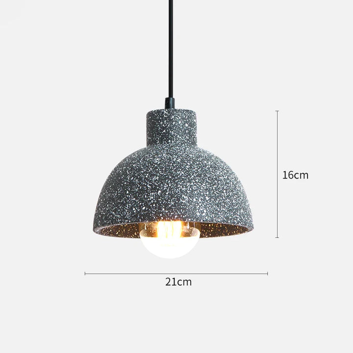 Suspension cylindrique terrazzo industriel avec ampoule - design moderne pour un intérieur sublime. Effet terrazzo finement granulé, câble tressé noir et détails en métal doré. Taille : 17x16 cm. Parfait pour salon, cuisine, chambre, salle de bain et couloir. Ampoule incluse.