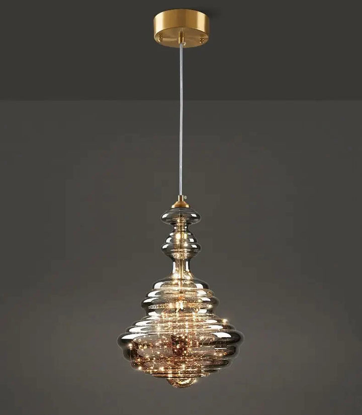 Une suspension en verre filaments minis leds style baroque avec une nuance dorée, ajoutant une touche de luxe et de charme d'antan à votre salon, cuisine ou hall d'entrée. Parfait pour créer une ambiance aristocratique et chaleureuse. Ampoule incluse.
