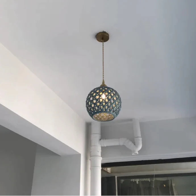 Suspension céramique effet cannage forme boule, luminaire suspendu au plafond avec ampoule, ajoutant une dimension dynamique à votre intérieur. Parfait pour créer un point focal visuel et une atmosphère accueillante et douce dans votre salon ou cuisine.