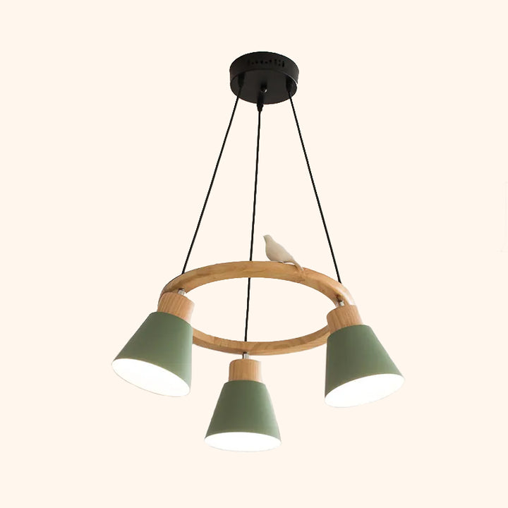 C'est une Suspension en bois avec un cercle et des lampes colorés vertes. Il y a un oiseau sur le cercles. La suspension a 3 lampes vertes et le câble est noir.