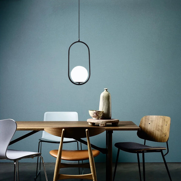 Suspension moderne boule lumineuse ovale en laiton avec table et chaises