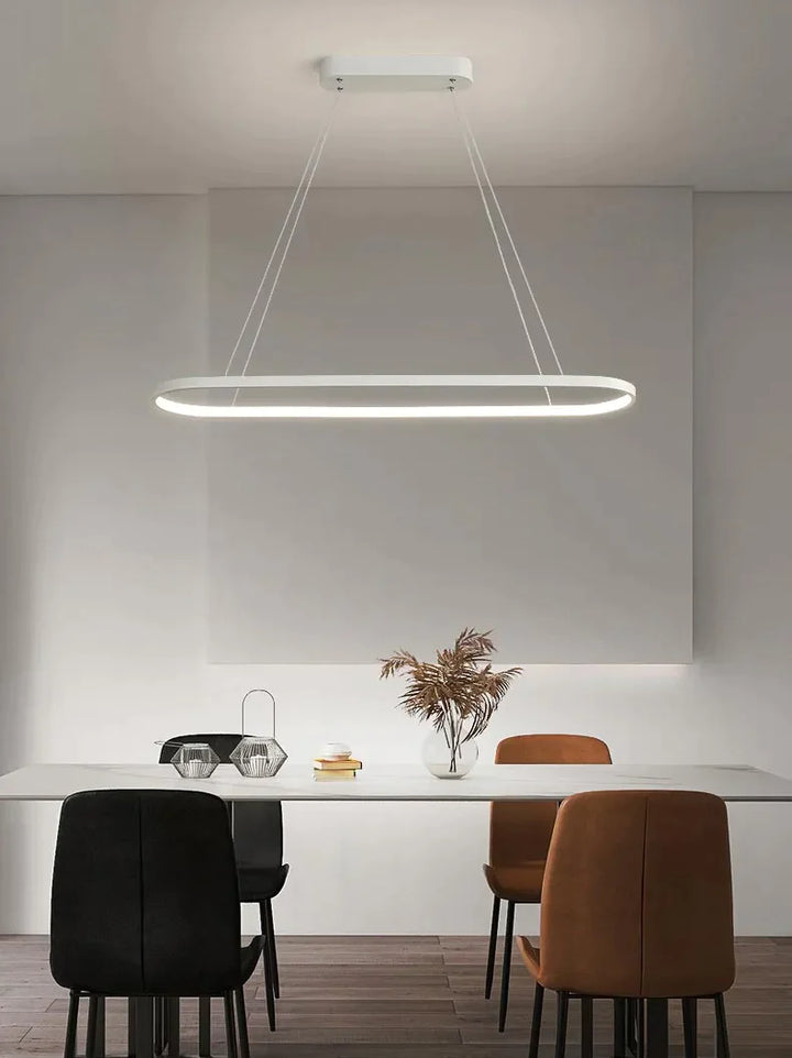 Suspension métal anneau ovale design moderne avec éclairage LED intégré. Parfait pour un éclairage d'ambiance dans un salon ou une cuisine. Disponible en différentes tailles.