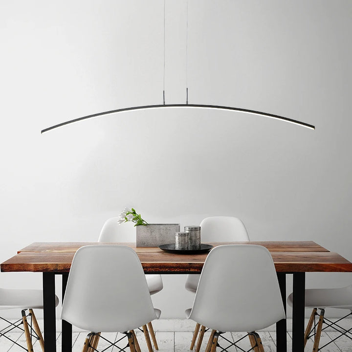 Une table à manger avec des chaises et une lampe suspendue, ajoutant une touche moderne à votre décoration intérieure.