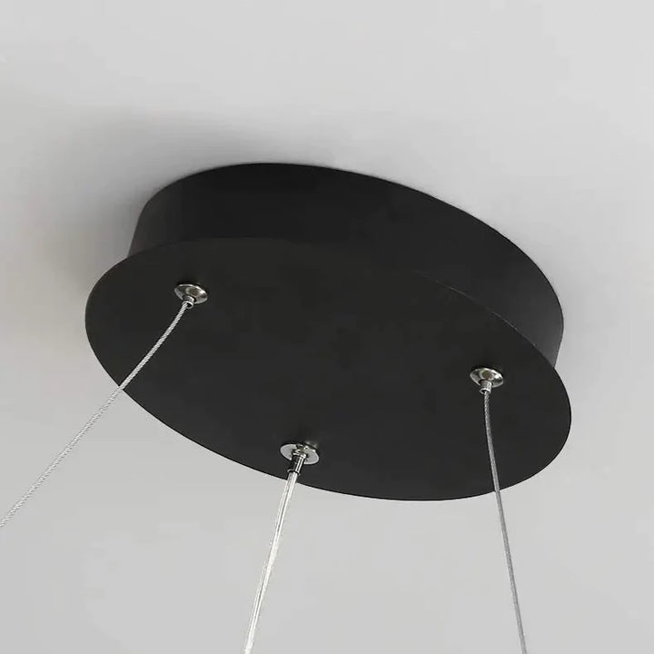 Suspension métal anneau ovale design moderne avec éclairage LED intégré. Disponible en différentes tailles. Parfait pour un éclairage d'ambiance dans un salon ou une cuisine.