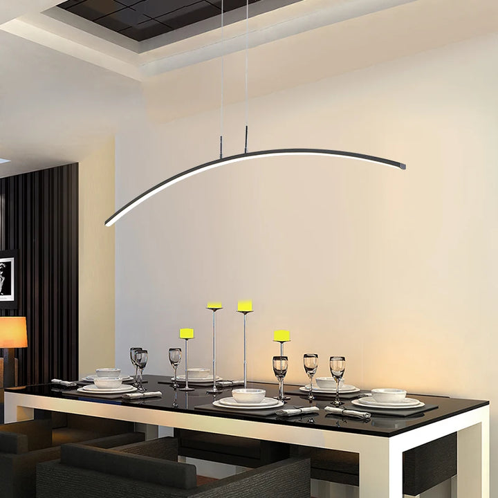 Suspension métal arche design moderne avec table, assiettes et verres. Ambiance lumineuse ajustable pour salon ou cuisine. Ampoule LED incluse.