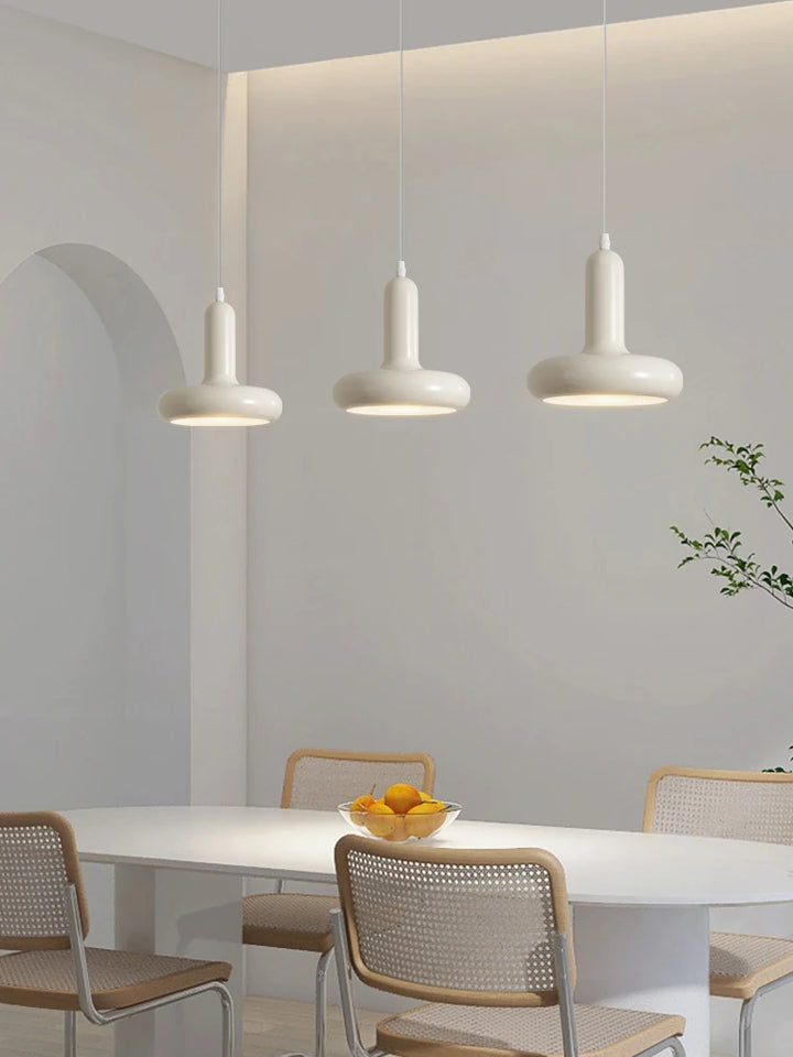 Suspension métal coloré design art déco avec table blanche, chaises et bol de fruits. Ambiance chaleureuse et accueillante pour chambre, cuisine, salon ou couloir. Ampoule LED incluse.