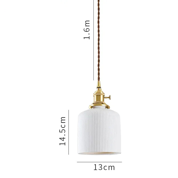 Suspension céramique blanche rainurée et cuivre cloche vintage, diffuse une lumière chaleureuse pour une décoration intérieure élégante. Ampoule LED incluse.