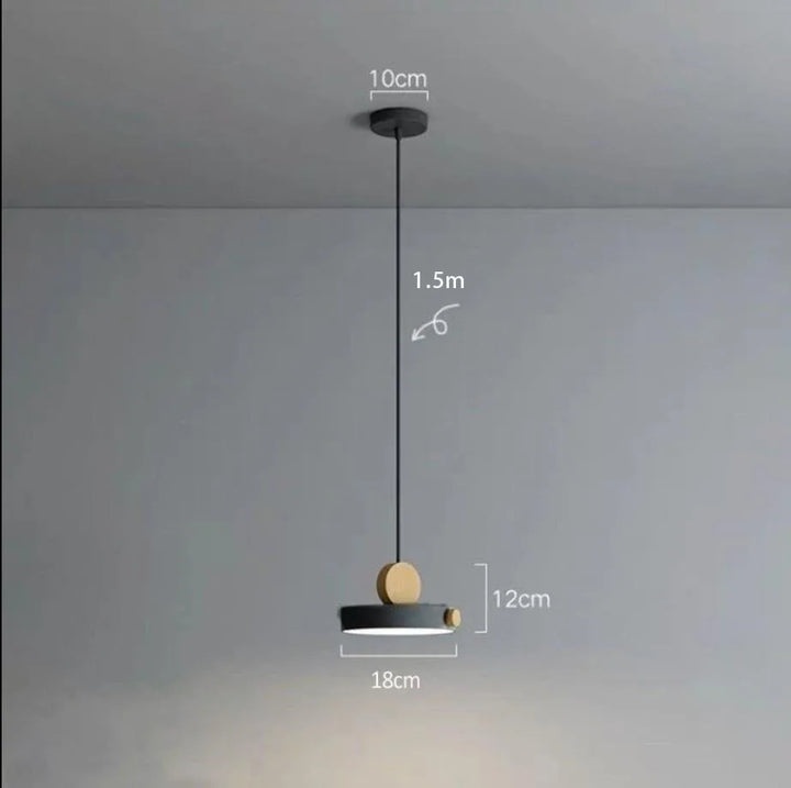 Suspension bois ronde géométrique avec luminaire et câble noir. Effet naturel et ambiance douce pour un éclairage blanc froid, naturel ou chaud. Idéale pour toutes les pièces.