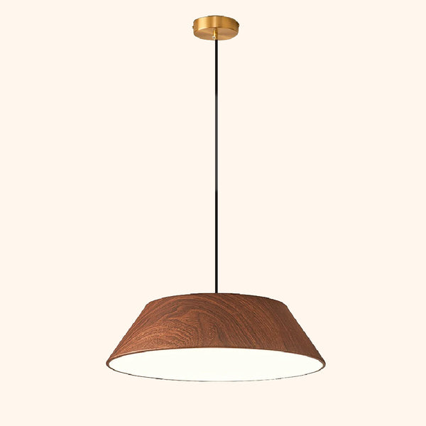 C'est une suspension en bois marron avec un câble noir et une base au plafond en métal doré. C'est une forme évasée et large dans un style minimaliste scandinave. 