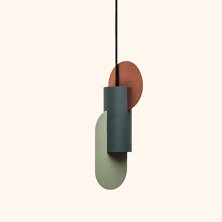 C'est une suspension en métal verte ornée de formes géométriques scandinaves vertes claires et terracotta. Le câble est noir.