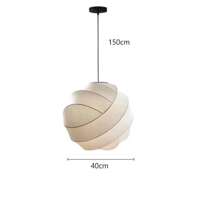 Une lampe suspension sphérique en tissu soie design vintage, avec un abat-jour blanc en forme de boule. Parfaite pour illuminer votre salon ou votre chambre avec une lumière douce et contemporaine. Disponible en deux tailles. Ampoule LED incluse.