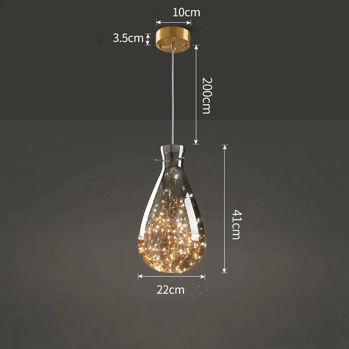 Suspension en verre filaments minis leds forme goutte, éclairant une pièce avec grâce et élégance. Idéale pour salle à manger ou espace ouvert. Ampoule incluse.