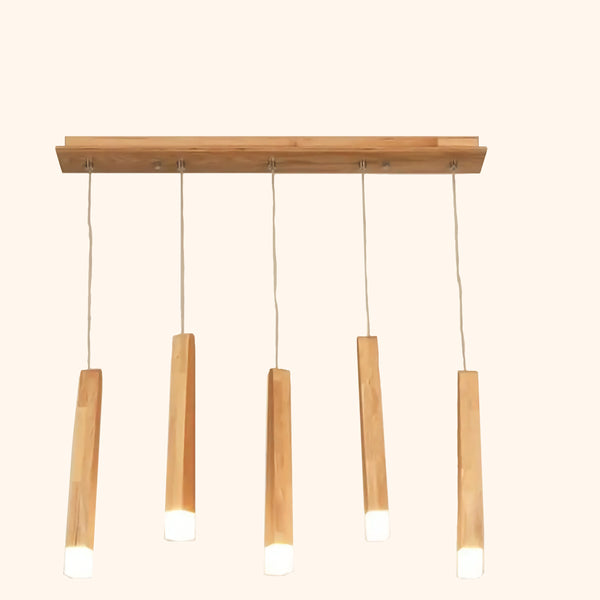 C'est une suspension en bois avec 5 torches suspendues au bout desquelles est attaché un cube lumineux. Le style est scandinave.