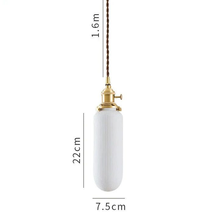 Suspension céramique blanche rainurée et cuivre allongée vintage avec ampoule incluse. Élégante pièce maîtresse pour tout espace de vie. Design allongé et rainures délicates apportent une touche d'élégance vintage. Finitions en cuivre ajoutent un éclat luxueux. Idéale pour éclairer des espaces verticaux ou des coins intimistes avec charme intemporel.