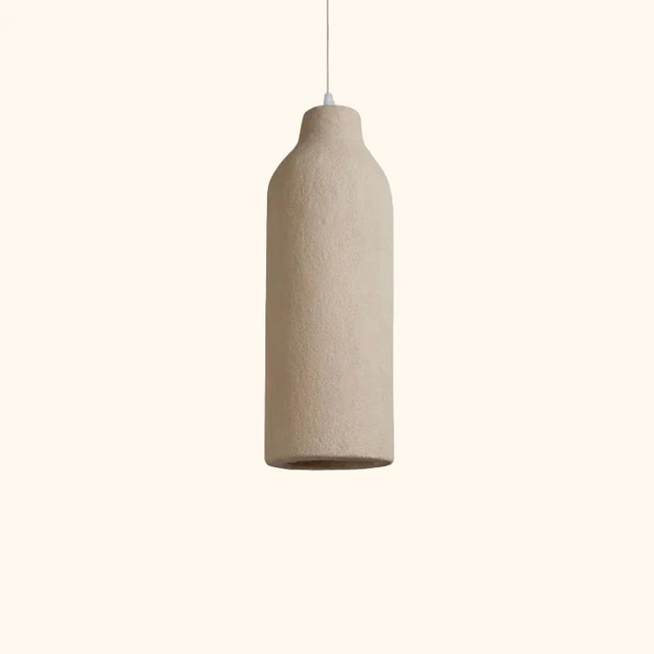 C'est une suspension allongée en résine beige effet terre cuite. Le design est bohème.