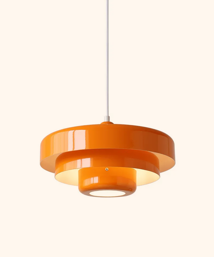 C'est une suspension en métal orange, de style art déco vintage. Elle est rétro, de style seventies.